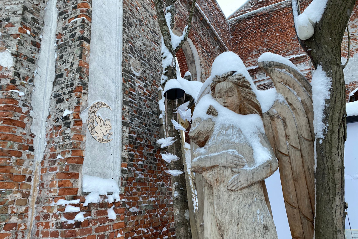 Заснеженный лес, бурлящие водопады цвета колы, калитки с ягодами, живописный мраморный каньон горного парка «Рускеала», белая Ладога и студеная Онега. Все эти чудеса щедро дарит сказочная Карелия, куда из Владимира вполне можно сгонять на пару дней.