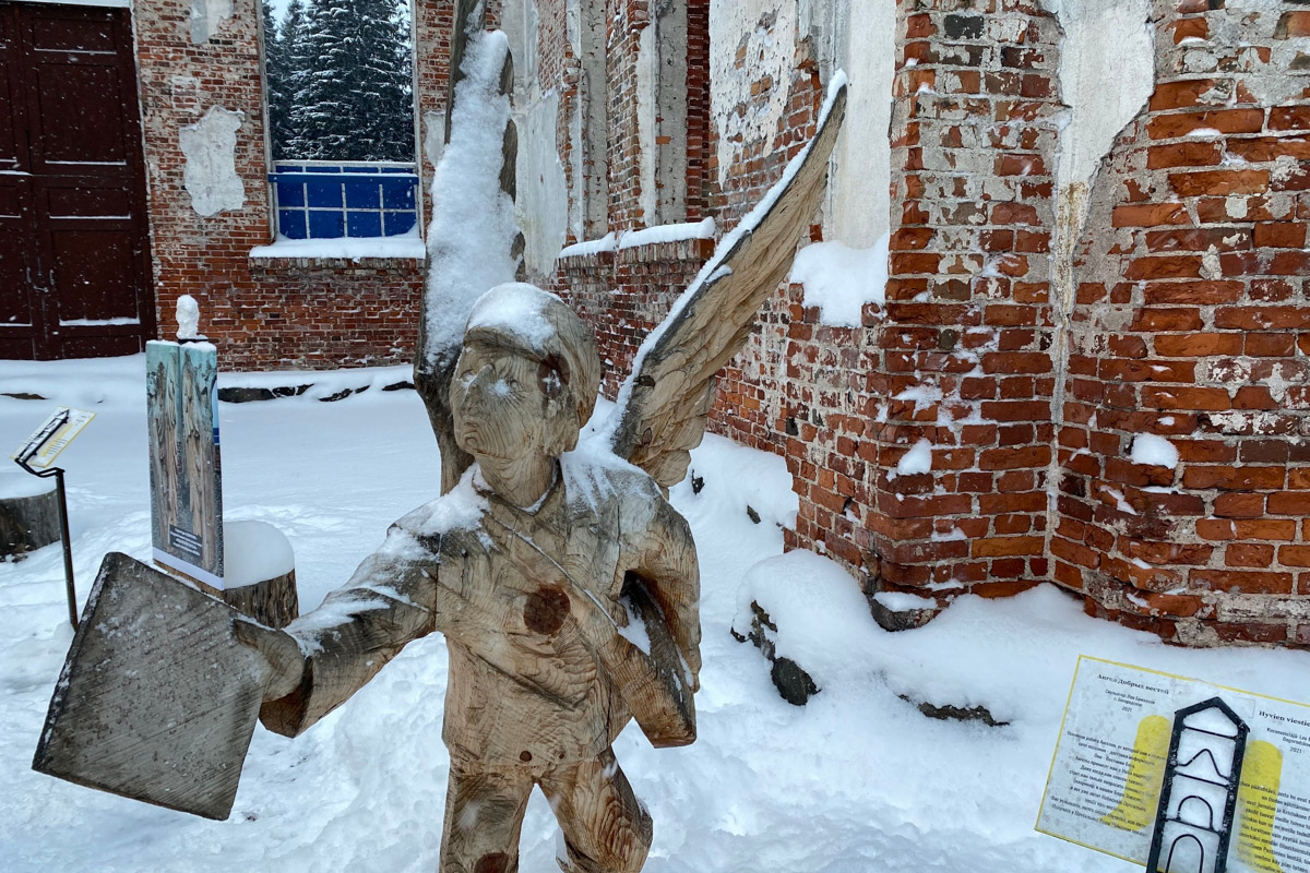 Заснеженный лес, бурлящие водопады цвета колы, калитки с ягодами, живописный мраморный каньон горного парка «Рускеала», белая Ладога и студеная Онега. Все эти чудеса щедро дарит сказочная Карелия, куда из Владимира вполне можно сгонять на пару дней.