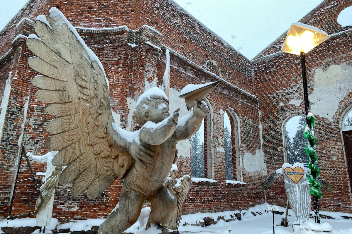 Заснеженный лес, бурлящие водопады цвета колы, калитки с ягодами, живописный мраморный каньон горного парка «Рускеала», белая Ладога и студеная Онега. Все эти чудеса щедро дарит сказочная Карелия, куда из Владимира вполне можно сгонять на пару дней.