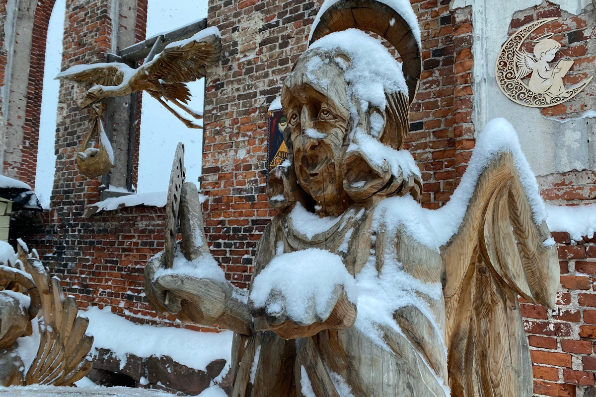 Заснеженный лес, бурлящие водопады цвета колы, калитки с ягодами, живописный мраморный каньон горного парка «Рускеала», белая Ладога и студеная Онега. Все эти чудеса щедро дарит сказочная Карелия, куда из Владимира вполне можно сгонять на пару дней.