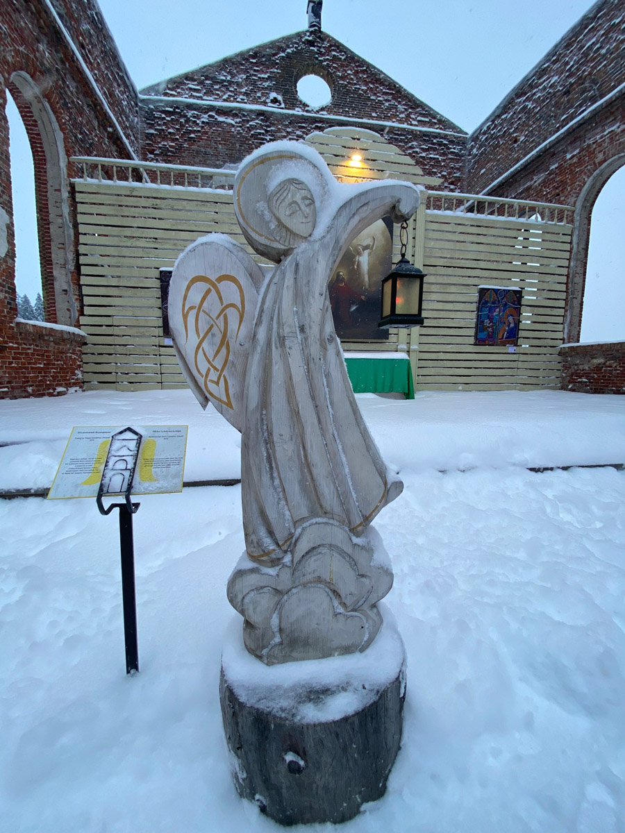 Заснеженный лес, бурлящие водопады цвета колы, калитки с ягодами, живописный мраморный каньон горного парка «Рускеала», белая Ладога и студеная Онега. Все эти чудеса щедро дарит сказочная Карелия, куда из Владимира вполне можно сгонять на пару дней.