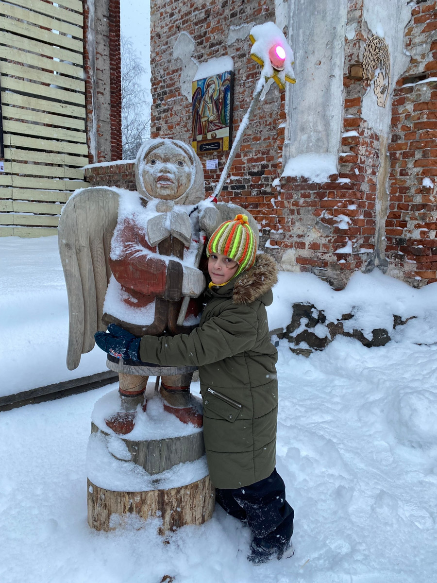 Заснеженный лес, бурлящие водопады цвета колы, калитки с ягодами, живописный мраморный каньон горного парка «Рускеала», белая Ладога и студеная Онега. Все эти чудеса щедро дарит сказочная Карелия, куда из Владимира вполне можно сгонять на пару дней.