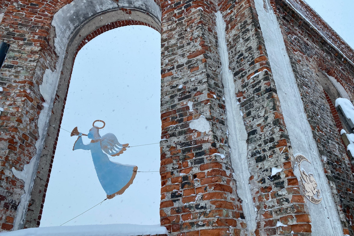 Заснеженный лес, бурлящие водопады цвета колы, калитки с ягодами, живописный мраморный каньон горного парка «Рускеала», белая Ладога и студеная Онега. Все эти чудеса щедро дарит сказочная Карелия, куда из Владимира вполне можно сгонять на пару дней.