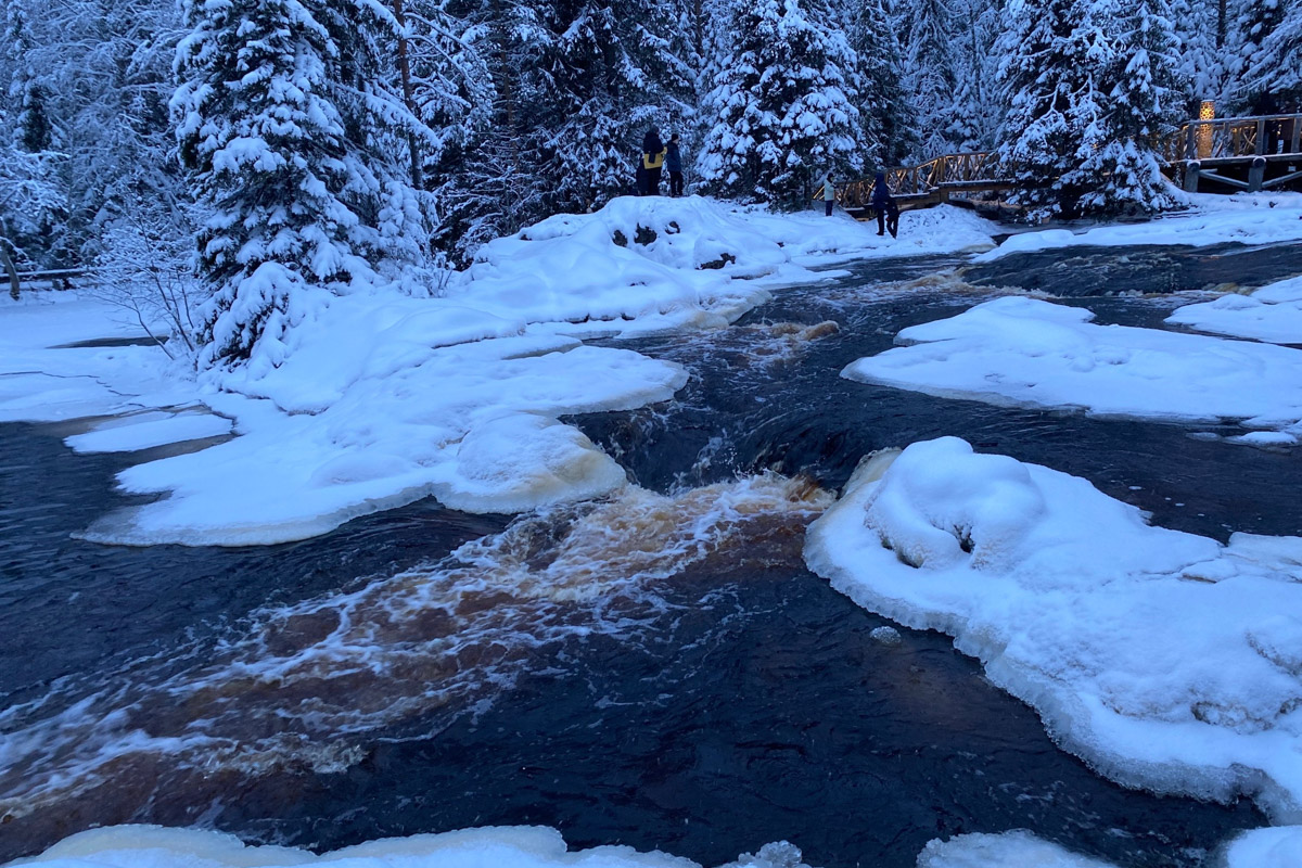 Заснеженный лес, бурлящие водопады цвета колы, калитки с ягодами, живописный мраморный каньон горного парка «Рускеала», белая Ладога и студеная Онега. Все эти чудеса щедро дарит сказочная Карелия, куда из Владимира вполне можно сгонять на пару дней.