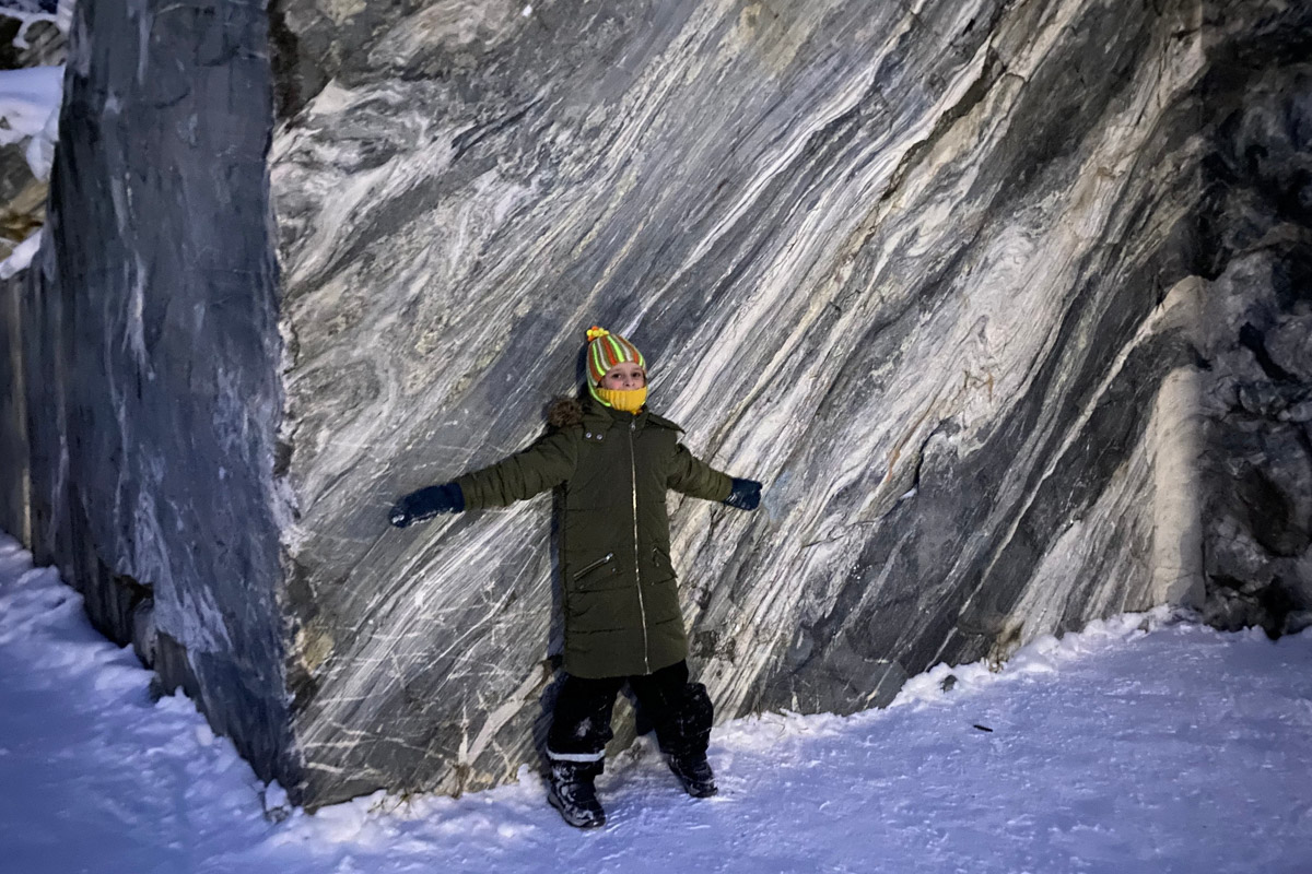 Заснеженный лес, бурлящие водопады цвета колы, калитки с ягодами, живописный мраморный каньон горного парка «Рускеала», белая Ладога и студеная Онега. Все эти чудеса щедро дарит сказочная Карелия, куда из Владимира вполне можно сгонять на пару дней.