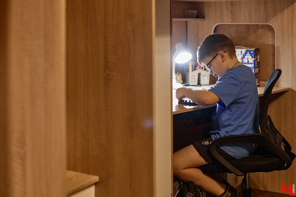 Говорят, настоящие герои не носят плащей. Лилия Сапун воспитывает семерых детей без всякой суперсилы. Впрочем, большое любящее сердце, может, и поважнее сверхзвуковой скорости или испепеляющего взгляда. Тем более в этой истории имеет место и еще одно чудо: детки у нашей героини появились после шести лет борьбы с бесплодием.