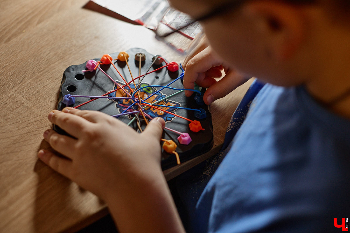 Говорят, настоящие герои не носят плащей. Лилия Сапун воспитывает семерых детей без всякой суперсилы. Впрочем, большое любящее сердце, может, и поважнее сверхзвуковой скорости или испепеляющего взгляда. Тем более в этой истории имеет место и еще одно чудо: детки у нашей героини появились после шести лет борьбы с бесплодием.