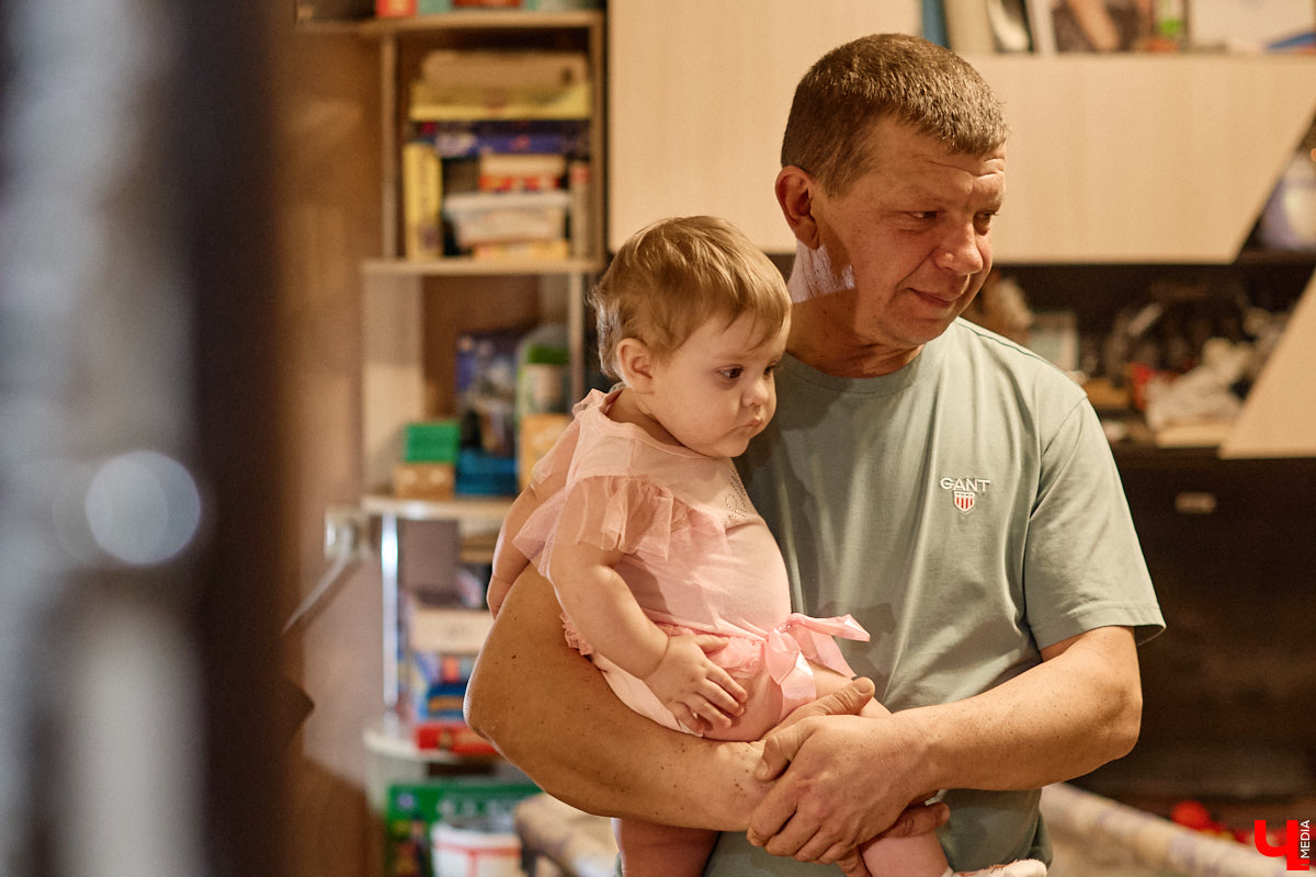 Говорят, настоящие герои не носят плащей. Лилия Сапун воспитывает семерых детей без всякой суперсилы. Впрочем, большое любящее сердце, может, и поважнее сверхзвуковой скорости или испепеляющего взгляда. Тем более в этой истории имеет место и еще одно чудо: детки у нашей героини появились после шести лет борьбы с бесплодием.