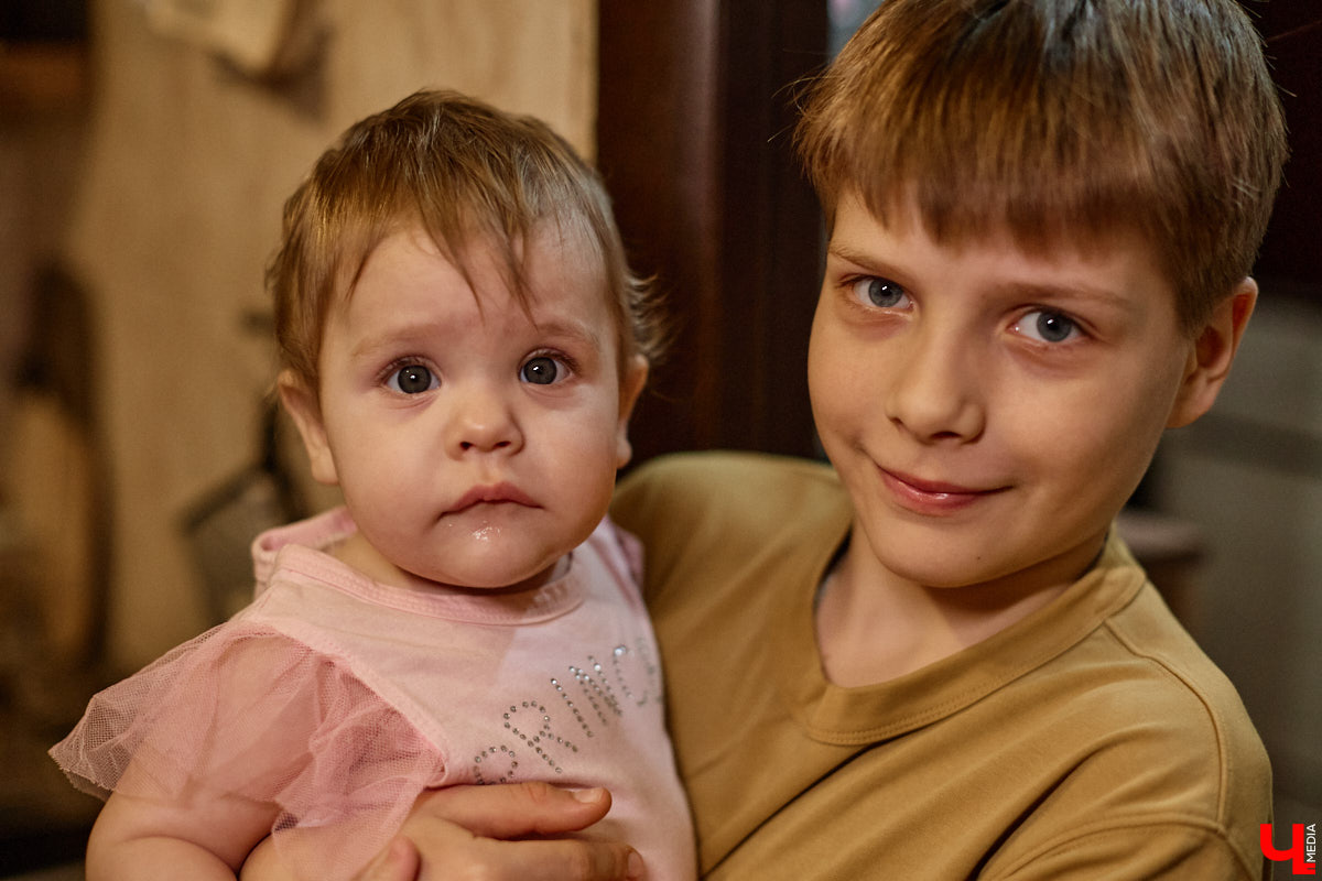 Говорят, настоящие герои не носят плащей. Лилия Сапун воспитывает семерых детей без всякой суперсилы. Впрочем, большое любящее сердце, может, и поважнее сверхзвуковой скорости или испепеляющего взгляда. Тем более в этой истории имеет место и еще одно чудо: детки у нашей героини появились после шести лет борьбы с бесплодием.