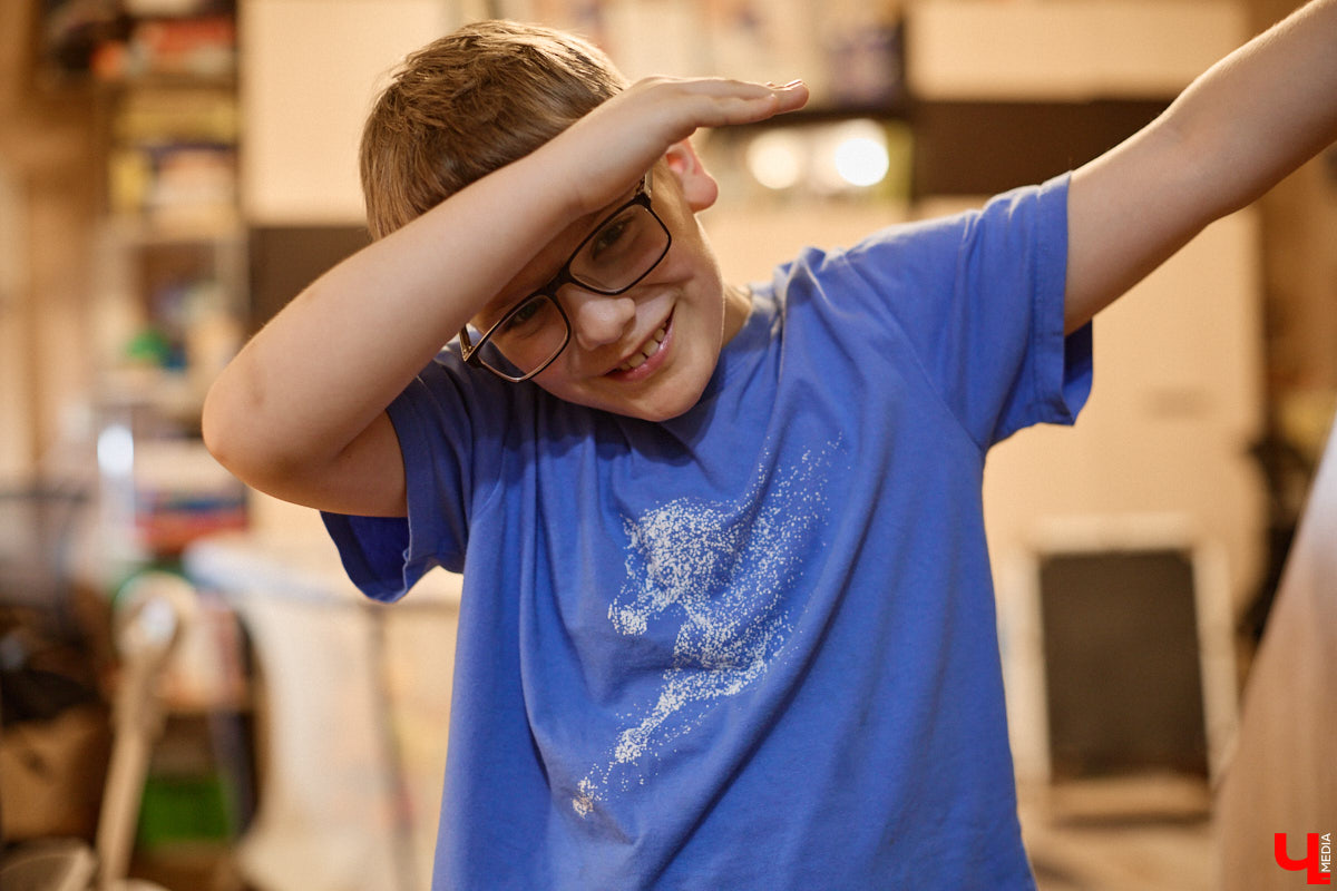 Говорят, настоящие герои не носят плащей. Лилия Сапун воспитывает семерых детей без всякой суперсилы. Впрочем, большое любящее сердце, может, и поважнее сверхзвуковой скорости или испепеляющего взгляда. Тем более в этой истории имеет место и еще одно чудо: детки у нашей героини появились после шести лет борьбы с бесплодием.