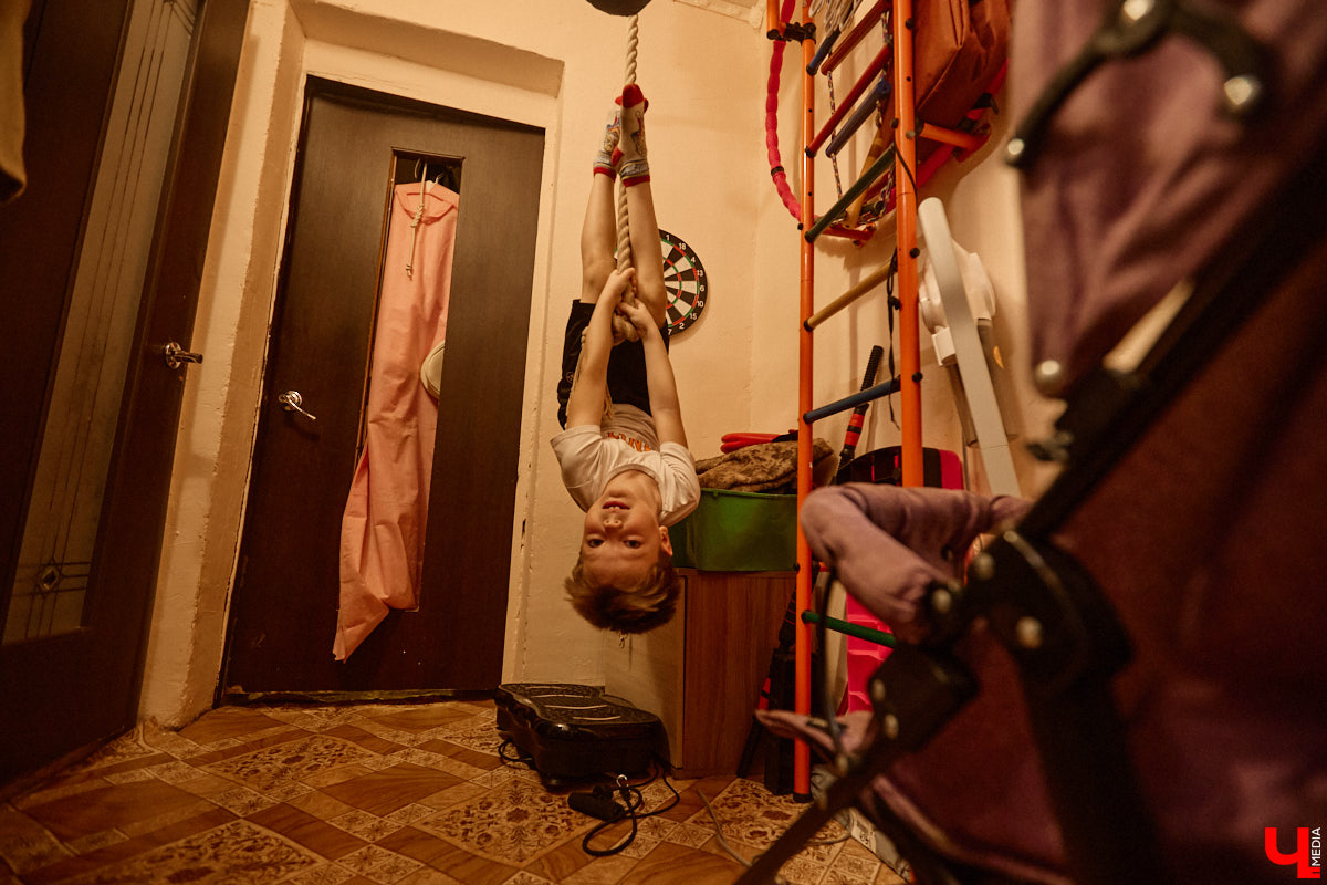 Говорят, настоящие герои не носят плащей. Лилия Сапун воспитывает семерых детей без всякой суперсилы. Впрочем, большое любящее сердце, может, и поважнее сверхзвуковой скорости или испепеляющего взгляда. Тем более в этой истории имеет место и еще одно чудо: детки у нашей героини появились после шести лет борьбы с бесплодием.