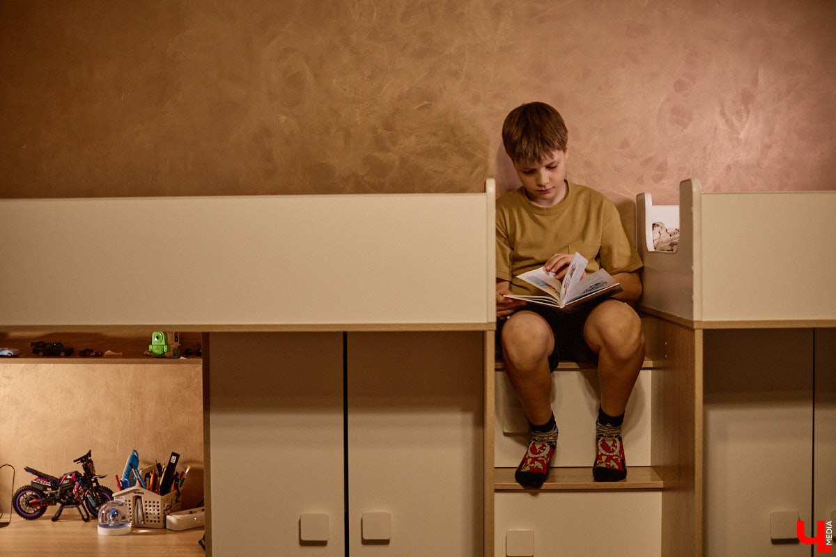 Говорят, настоящие герои не носят плащей. Лилия Сапун воспитывает семерых детей без всякой суперсилы. Впрочем, большое любящее сердце, может, и поважнее сверхзвуковой скорости или испепеляющего взгляда. Тем более в этой истории имеет место и еще одно чудо: детки у нашей героини появились после шести лет борьбы с бесплодием.