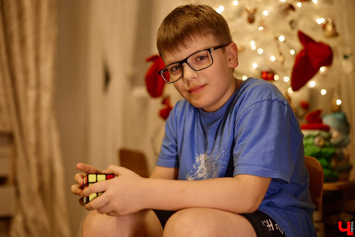 Говорят, настоящие герои не носят плащей. Лилия Сапун воспитывает семерых детей без всякой суперсилы. Впрочем, большое любящее сердце, может, и поважнее сверхзвуковой скорости или испепеляющего взгляда. Тем более в этой истории имеет место и еще одно чудо: детки у нашей героини появились после шести лет борьбы с бесплодием.