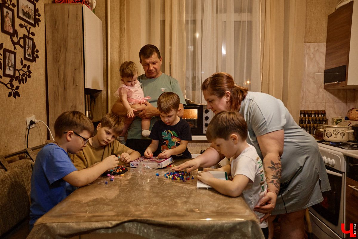 Говорят, настоящие герои не носят плащей. Лилия Сапун воспитывает семерых детей без всякой суперсилы. Впрочем, большое любящее сердце, может, и поважнее сверхзвуковой скорости или испепеляющего взгляда. Тем более в этой истории имеет место и еще одно чудо: детки у нашей героини появились после шести лет борьбы с бесплодием.