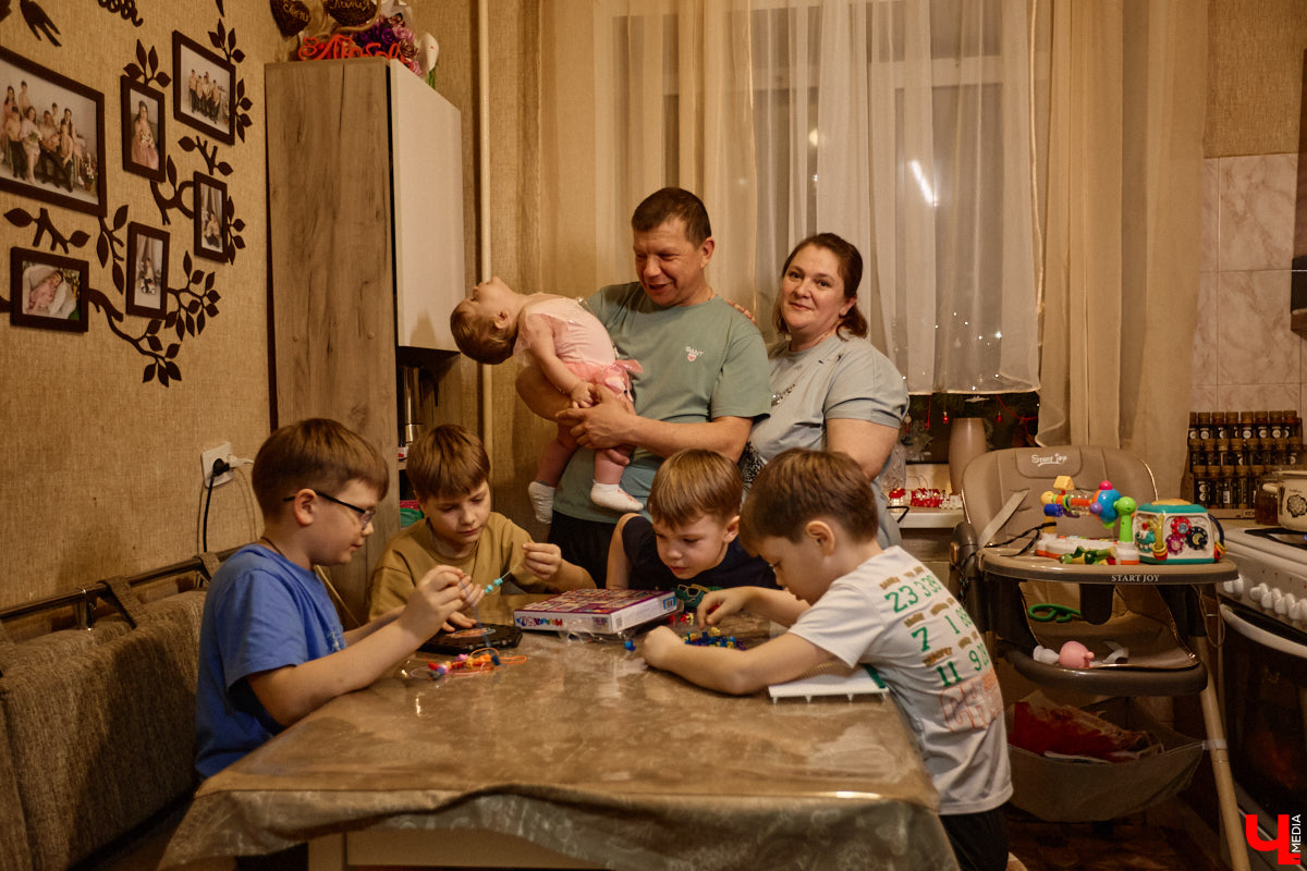 Говорят, настоящие герои не носят плащей. Лилия Сапун воспитывает семерых детей без всякой суперсилы. Впрочем, большое любящее сердце, может, и поважнее сверхзвуковой скорости или испепеляющего взгляда. Тем более в этой истории имеет место и еще одно чудо: детки у нашей героини появились после шести лет борьбы с бесплодием.