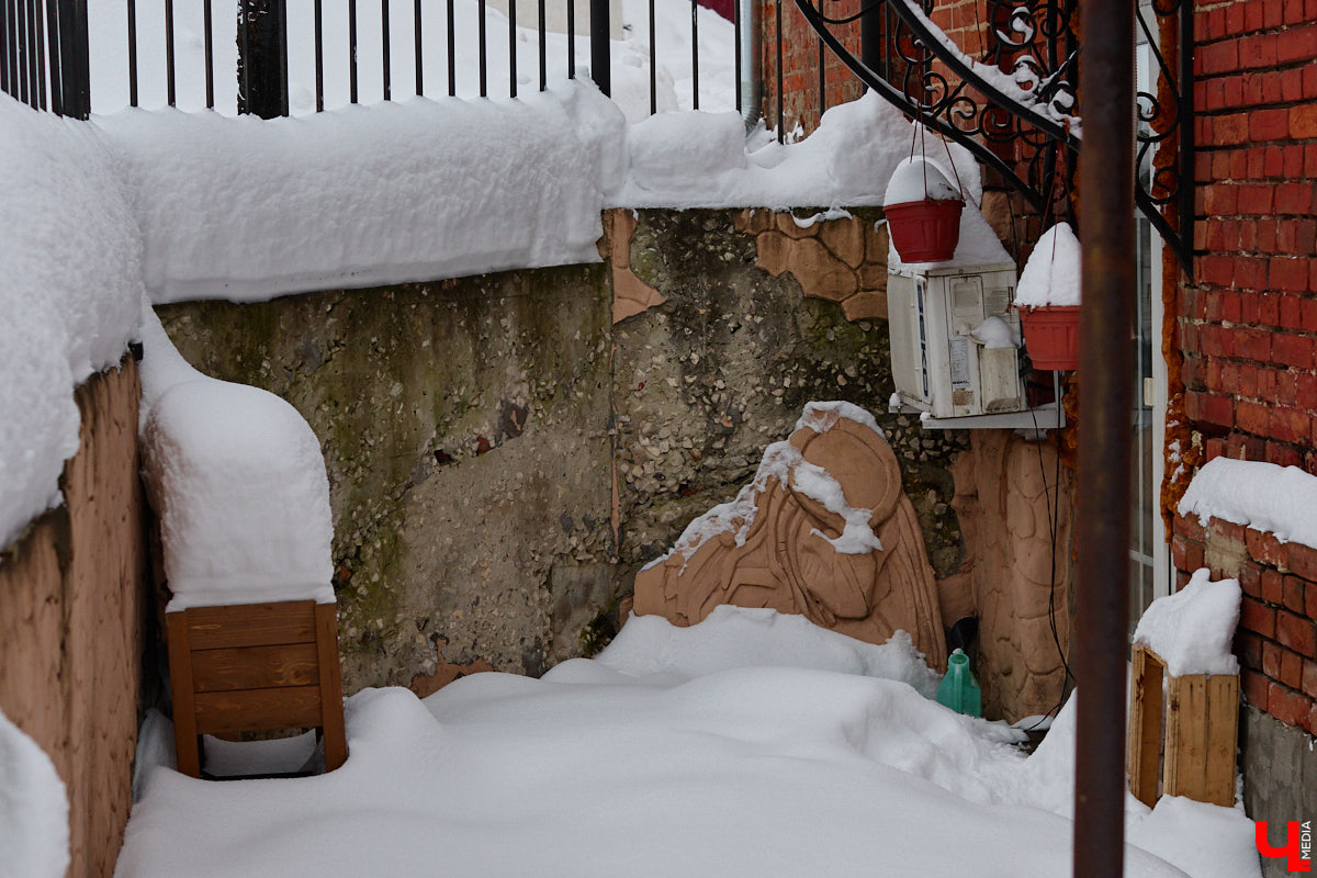 Собранные из цветных элементов мозаичные панно, а также другие эффектные композиции во Владимире повсюду. Но есть среди них и неочевидные сюжеты, поиск которых представляет собой квест. Сегодня мы рассмотрим несколько «секретных» архитектурных деталей, достойных внимания.