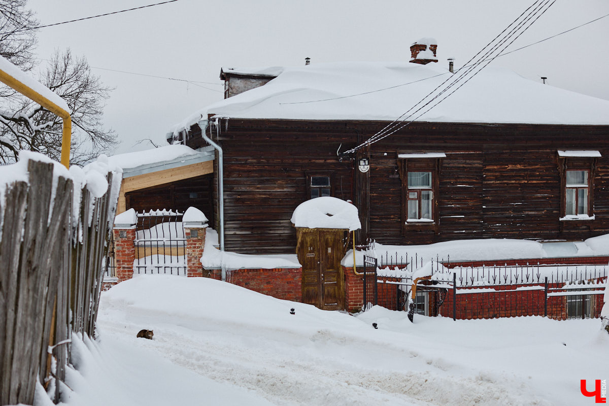 Собранные из цветных элементов мозаичные панно, а также другие эффектные композиции во Владимире повсюду. Но есть среди них и неочевидные сюжеты, поиск которых представляет собой квест. Сегодня мы рассмотрим несколько «секретных» архитектурных деталей, достойных внимания.