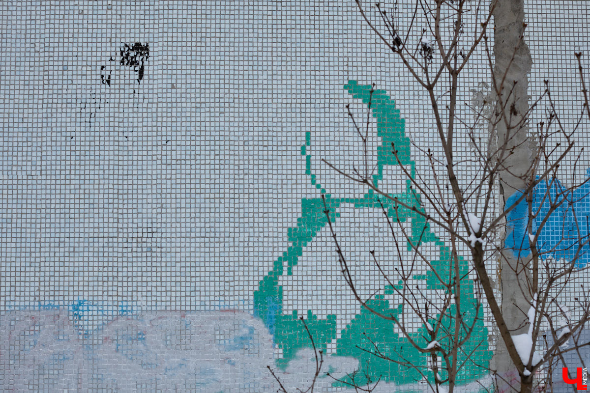 Собранные из цветных элементов мозаичные панно, а также другие эффектные композиции во Владимире повсюду. Но есть среди них и неочевидные сюжеты, поиск которых представляет собой квест. Сегодня мы рассмотрим несколько «секретных» архитектурных деталей, достойных внимания.