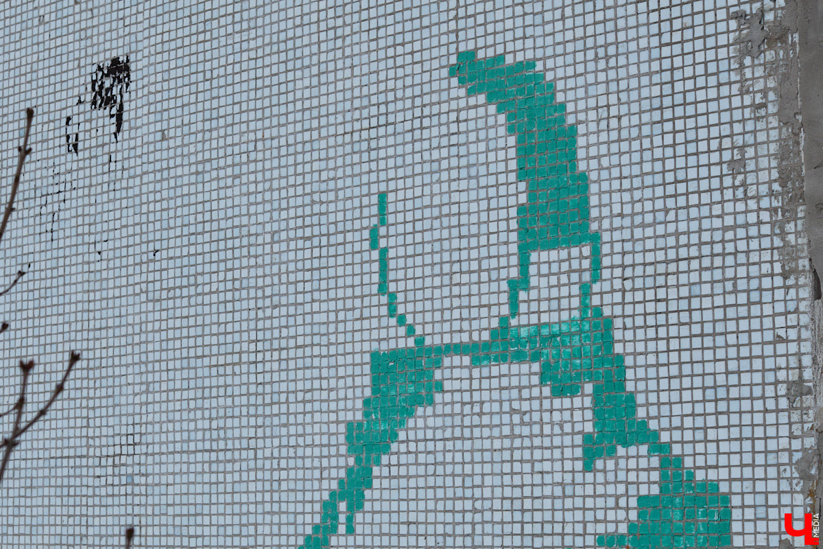 Собранные из цветных элементов мозаичные панно, а также другие эффектные композиции во Владимире повсюду. Но есть среди них и неочевидные сюжеты, поиск которых представляет собой квест. Сегодня мы рассмотрим несколько «секретных» архитектурных деталей, достойных внимания.