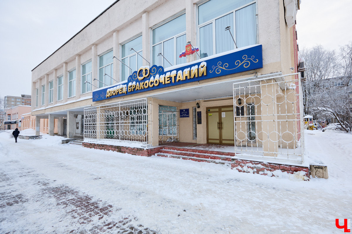 Собранные из цветных элементов мозаичные панно, а также другие эффектные композиции во Владимире повсюду. Но есть среди них и неочевидные сюжеты, поиск которых представляет собой квест. Сегодня мы рассмотрим несколько «секретных» архитектурных деталей, достойных внимания.