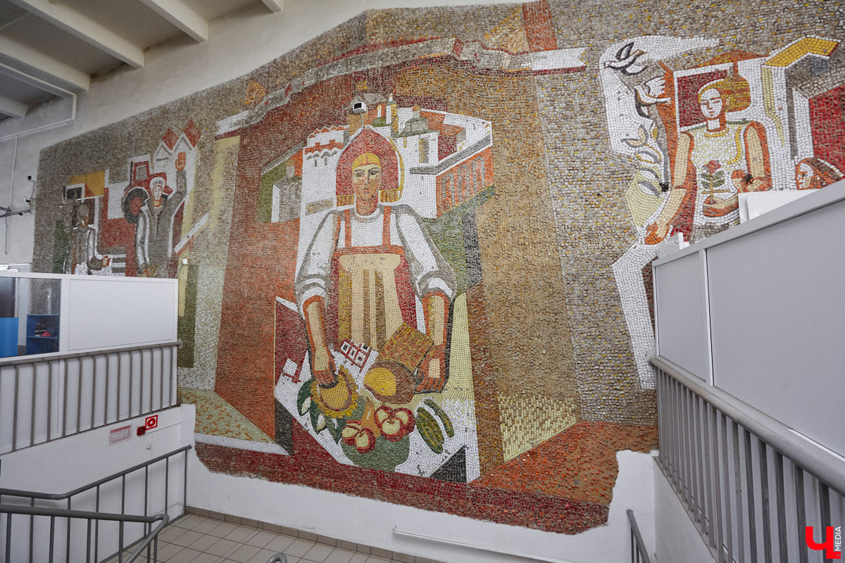 Собранные из цветных элементов мозаичные панно, а также другие эффектные композиции во Владимире повсюду. Но есть среди них и неочевидные сюжеты, поиск которых представляет собой квест. Сегодня мы рассмотрим несколько «секретных» архитектурных деталей, достойных внимания.