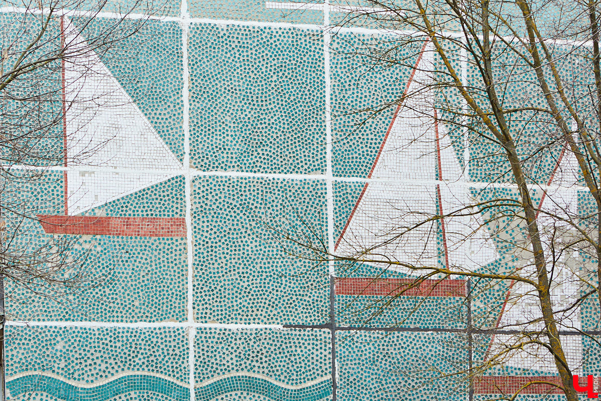 Собранные из цветных элементов мозаичные панно, а также другие эффектные композиции во Владимире повсюду. Но есть среди них и неочевидные сюжеты, поиск которых представляет собой квест. Сегодня мы рассмотрим несколько «секретных» архитектурных деталей, достойных внимания.