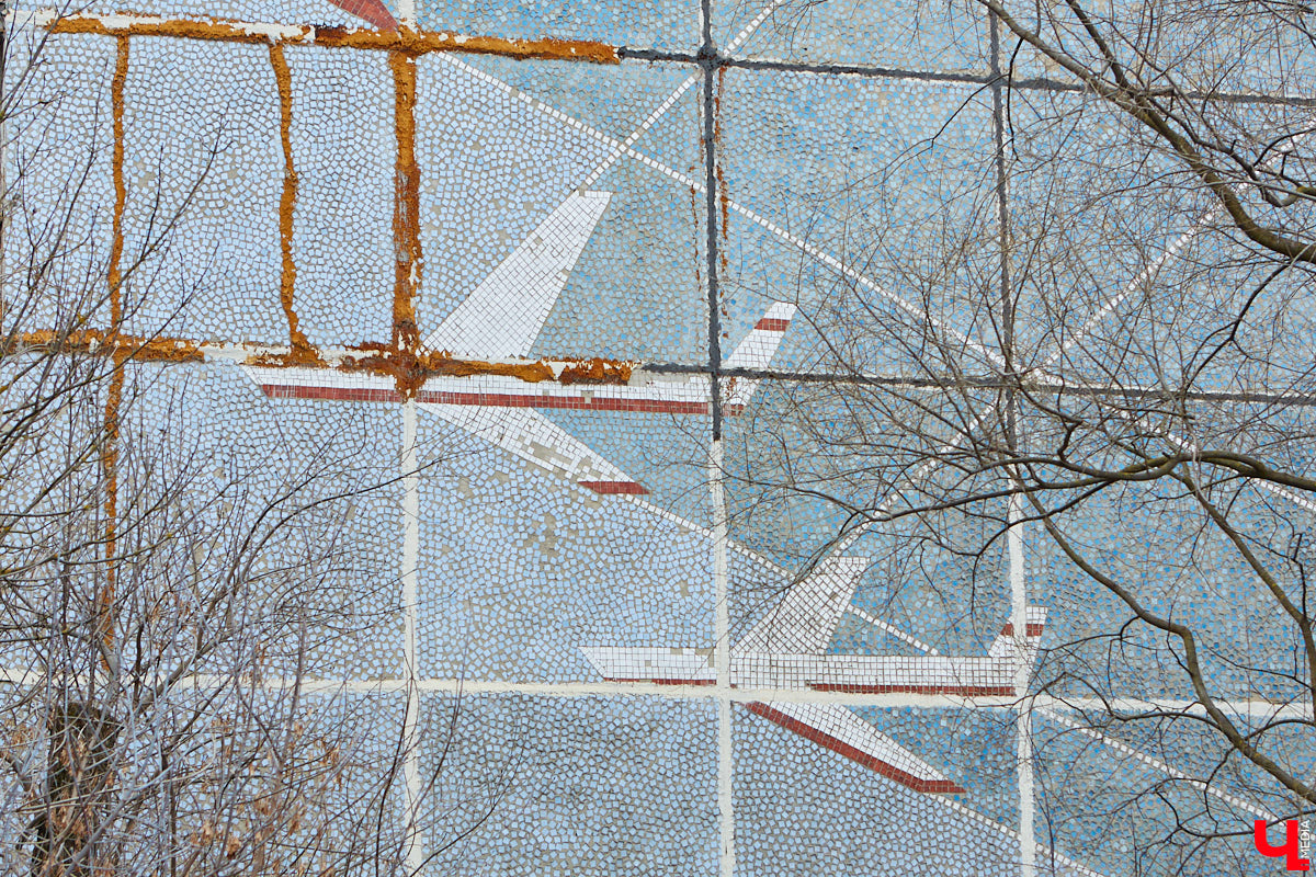 Собранные из цветных элементов мозаичные панно, а также другие эффектные композиции во Владимире повсюду. Но есть среди них и неочевидные сюжеты, поиск которых представляет собой квест. Сегодня мы рассмотрим несколько «секретных» архитектурных деталей, достойных внимания.