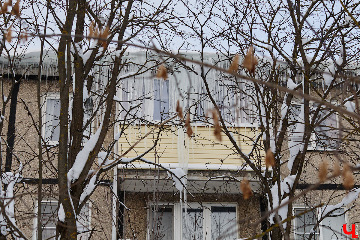 Вы, наверное, уже обратили внимание на огромное количество сосулек на крышах Владимира. Всё дело в капризах погоды: этой зимой на улице то холода, то оттепель. Только вода на кровле растает и начнет капать вниз, как ее схватит мороз. Самая большая проблема в областном центре со старым жилым фондом. Как избежать схода наледи и что делать, если ледяной сталактит все-таки упал?