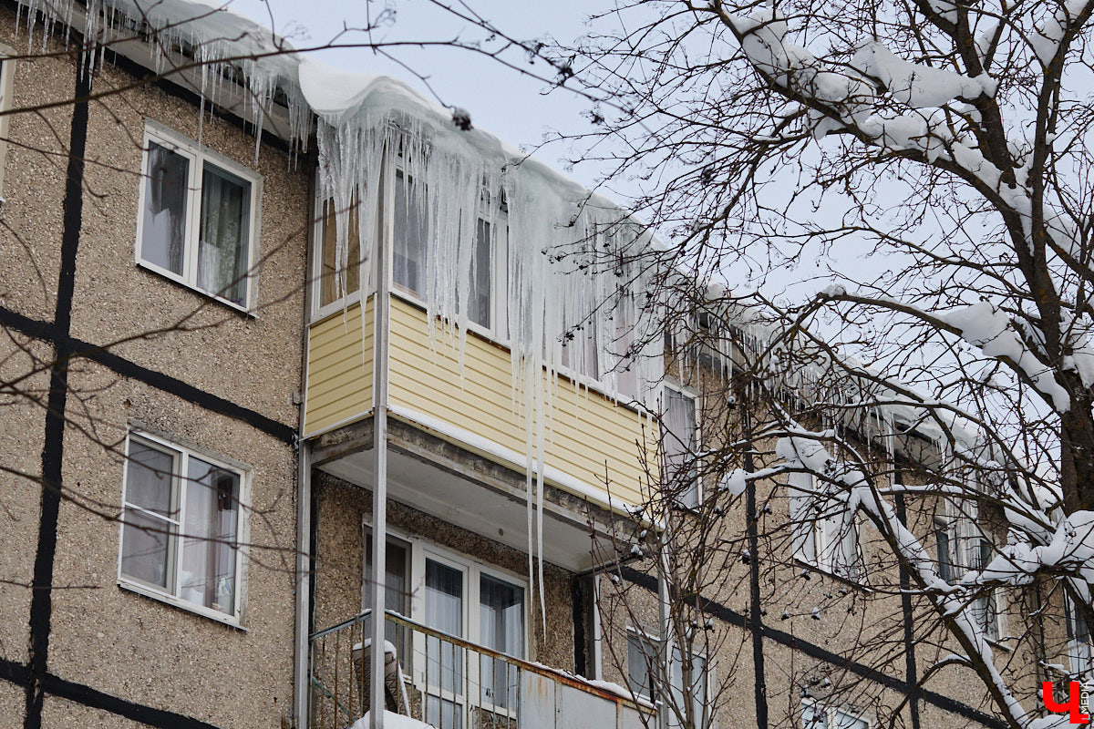 Вы, наверное, уже обратили внимание на огромное количество сосулек на крышах Владимира. Всё дело в капризах погоды: этой зимой на улице то холода, то оттепель. Только вода на кровле растает и начнет капать вниз, как ее схватит мороз. Самая большая проблема в областном центре со старым жилым фондом. Как избежать схода наледи и что делать, если ледяной сталактит все-таки упал?