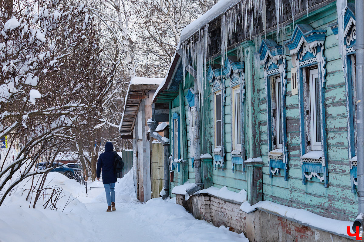 Вы, наверное, уже обратили внимание на огромное количество сосулек на крышах Владимира. Всё дело в капризах погоды: этой зимой на улице то холода, то оттепель. Только вода на кровле растает и начнет капать вниз, как ее схватит мороз. Самая большая проблема в областном центре со старым жилым фондом. Как избежать схода наледи и что делать, если ледяной сталактит все-таки упал?