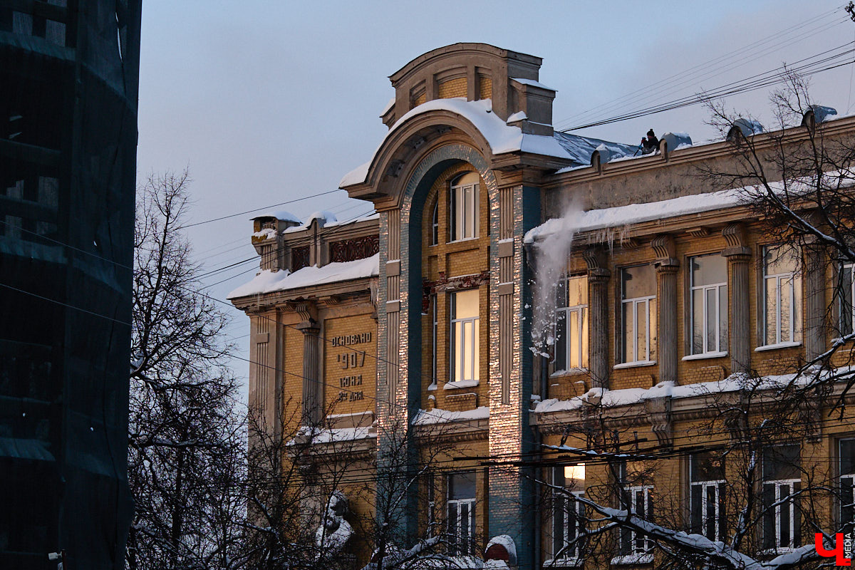 Вы, наверное, уже обратили внимание на огромное количество сосулек на крышах Владимира. Всё дело в капризах погоды: этой зимой на улице то холода, то оттепель. Только вода на кровле растает и начнет капать вниз, как ее схватит мороз. Самая большая проблема в областном центре со старым жилым фондом. Как избежать схода наледи и что делать, если ледяной сталактит все-таки упал?