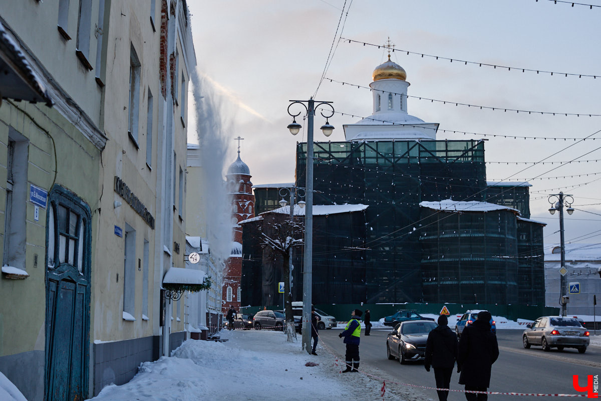 Вы, наверное, уже обратили внимание на огромное количество сосулек на крышах Владимира. Всё дело в капризах погоды: этой зимой на улице то холода, то оттепель. Только вода на кровле растает и начнет капать вниз, как ее схватит мороз. Самая большая проблема в областном центре со старым жилым фондом. Как избежать схода наледи и что делать, если ледяной сталактит все-таки упал?