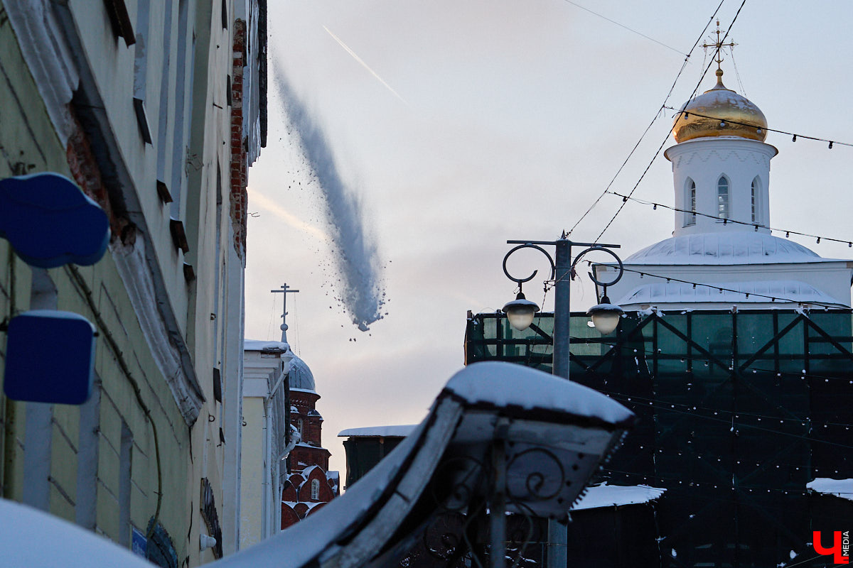Вы, наверное, уже обратили внимание на огромное количество сосулек на крышах Владимира. Всё дело в капризах погоды: этой зимой на улице то холода, то оттепель. Только вода на кровле растает и начнет капать вниз, как ее схватит мороз. Самая большая проблема в областном центре со старым жилым фондом. Как избежать схода наледи и что делать, если ледяной сталактит все-таки упал?