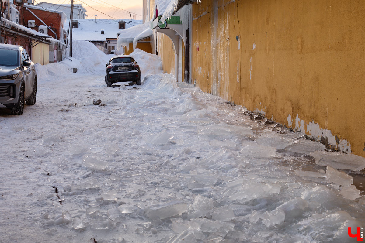 Вы, наверное, уже обратили внимание на огромное количество сосулек на крышах Владимира. Всё дело в капризах погоды: этой зимой на улице то холода, то оттепель. Только вода на кровле растает и начнет капать вниз, как ее схватит мороз. Самая большая проблема в областном центре со старым жилым фондом. Как избежать схода наледи и что делать, если ледяной сталактит все-таки упал?