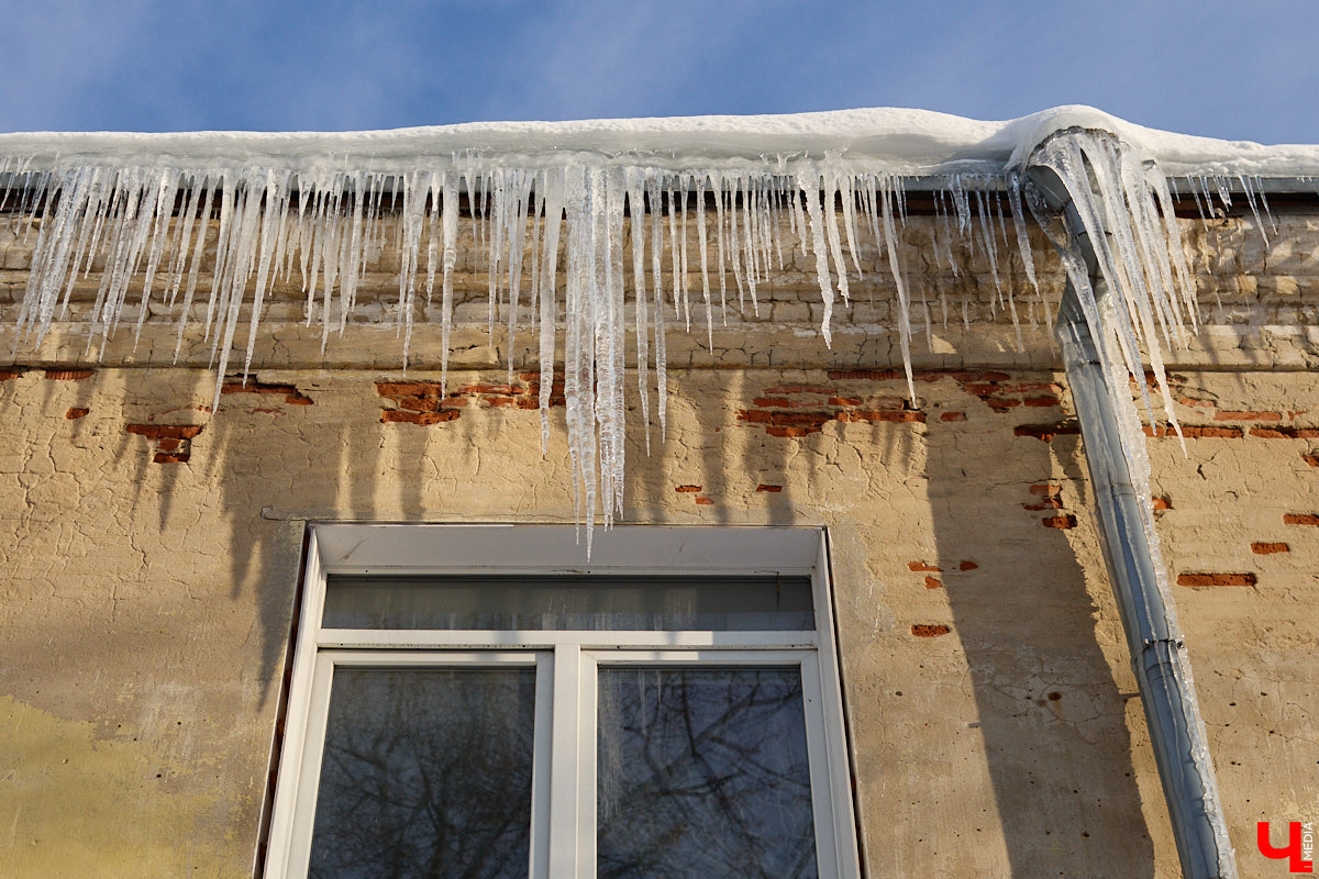 Вы, наверное, уже обратили внимание на огромное количество сосулек на крышах Владимира. Всё дело в капризах погоды: этой зимой на улице то холода, то оттепель. Только вода на кровле растает и начнет капать вниз, как ее схватит мороз. Самая большая проблема в областном центре со старым жилым фондом. Как избежать схода наледи и что делать, если ледяной сталактит все-таки упал?