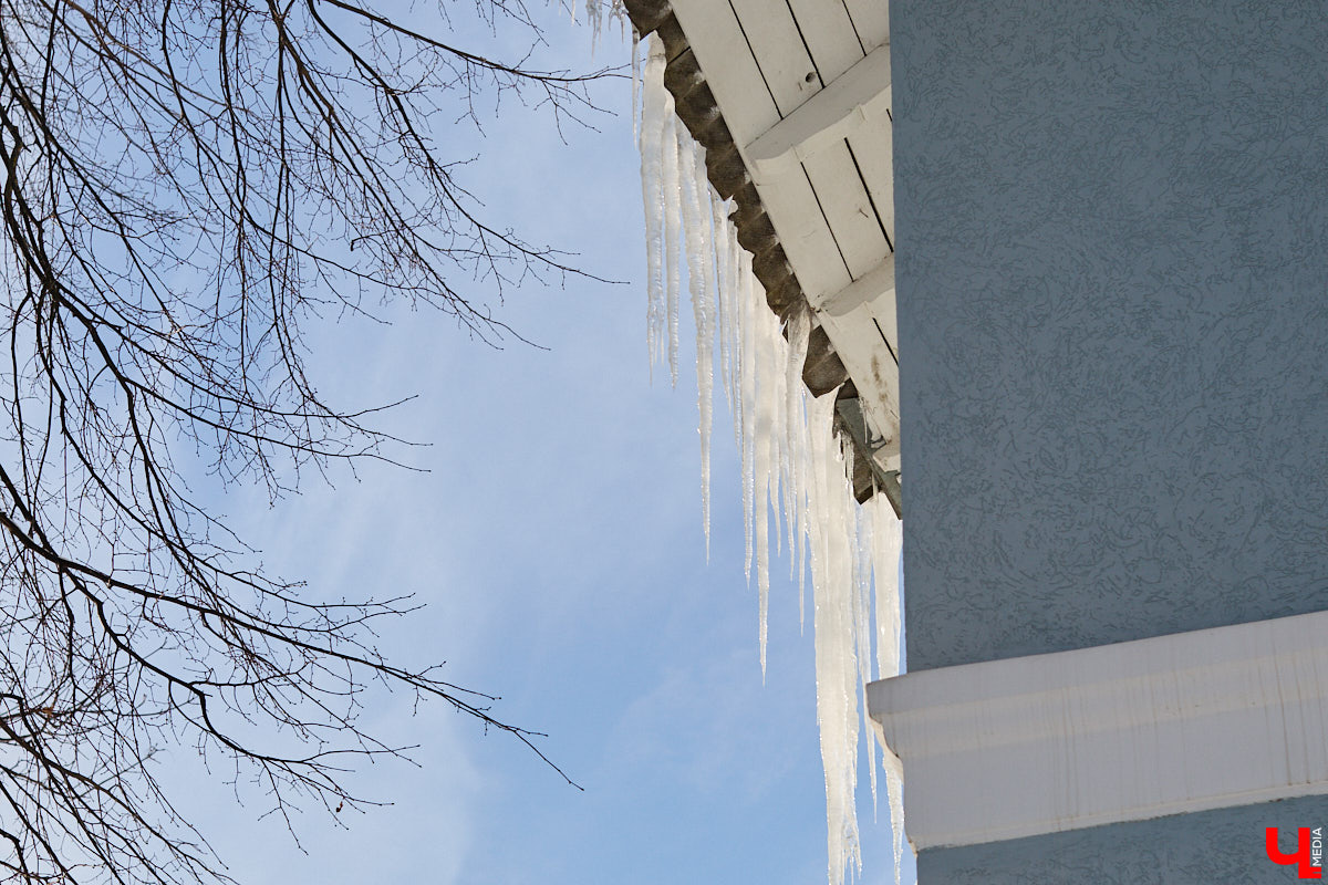 Вы, наверное, уже обратили внимание на огромное количество сосулек на крышах Владимира. Всё дело в капризах погоды: этой зимой на улице то холода, то оттепель. Только вода на кровле растает и начнет капать вниз, как ее схватит мороз. Самая большая проблема в областном центре со старым жилым фондом. Как избежать схода наледи и что делать, если ледяной сталактит все-таки упал?