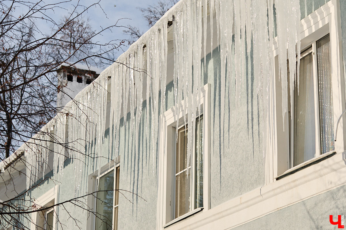 Вы, наверное, уже обратили внимание на огромное количество сосулек на крышах Владимира. Всё дело в капризах погоды: этой зимой на улице то холода, то оттепель. Только вода на кровле растает и начнет капать вниз, как ее схватит мороз. Самая большая проблема в областном центре со старым жилым фондом. Как избежать схода наледи и что делать, если ледяной сталактит все-таки упал?