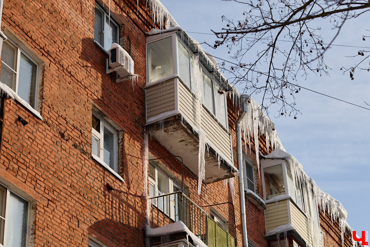 Вы, наверное, уже обратили внимание на огромное количество сосулек на крышах Владимира. Всё дело в капризах погоды: этой зимой на улице то холода, то оттепель. Только вода на кровле растает и начнет капать вниз, как ее схватит мороз. Самая большая проблема в областном центре со старым жилым фондом. Как избежать схода наледи и что делать, если ледяной сталактит все-таки упал?