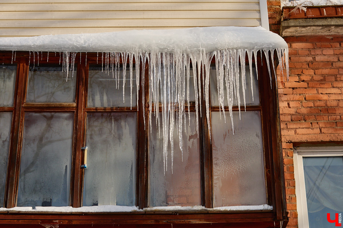 Вы, наверное, уже обратили внимание на огромное количество сосулек на крышах Владимира. Всё дело в капризах погоды: этой зимой на улице то холода, то оттепель. Только вода на кровле растает и начнет капать вниз, как ее схватит мороз. Самая большая проблема в областном центре со старым жилым фондом. Как избежать схода наледи и что делать, если ледяной сталактит все-таки упал?