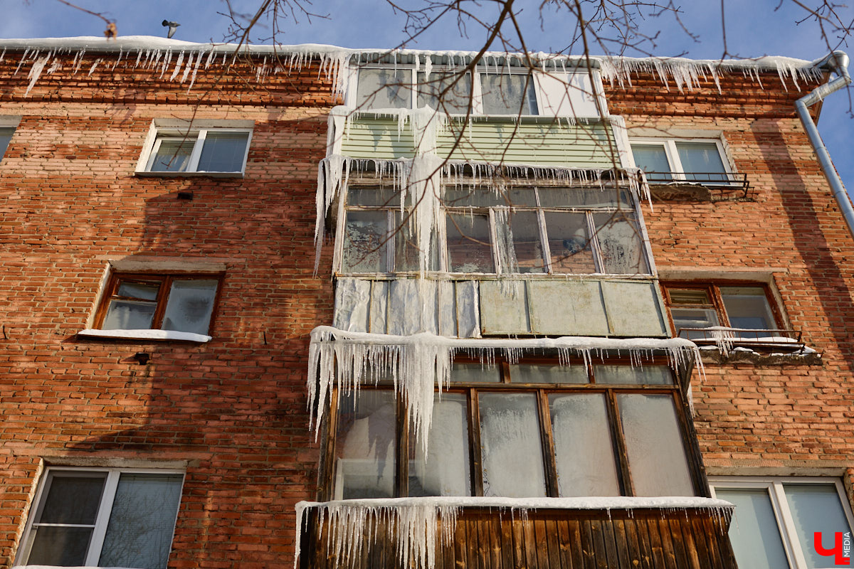 Вы, наверное, уже обратили внимание на огромное количество сосулек на крышах Владимира. Всё дело в капризах погоды: этой зимой на улице то холода, то оттепель. Только вода на кровле растает и начнет капать вниз, как ее схватит мороз. Самая большая проблема в областном центре со старым жилым фондом. Как избежать схода наледи и что делать, если ледяной сталактит все-таки упал?