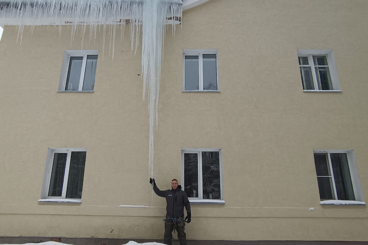 Вы, наверное, уже обратили внимание на огромное количество сосулек на крышах Владимира. Всё дело в капризах погоды: этой зимой на улице то холода, то оттепель. Только вода на кровле растает и начнет капать вниз, как ее схватит мороз. Самая большая проблема в областном центре со старым жилым фондом. Как избежать схода наледи и что делать, если ледяной сталактит все-таки упал?