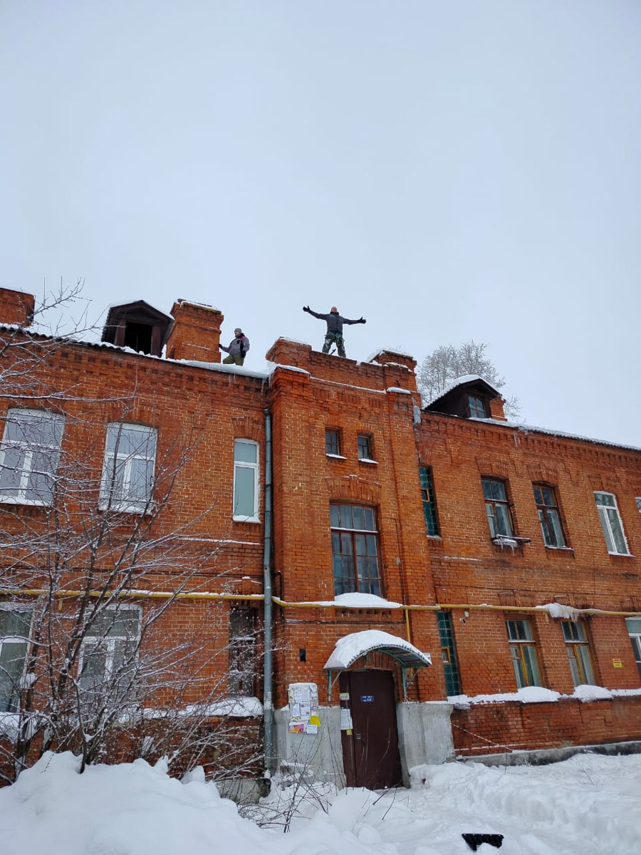 Вы, наверное, уже обратили внимание на огромное количество сосулек на крышах Владимира. Всё дело в капризах погоды: этой зимой на улице то холода, то оттепель. Только вода на кровле растает и начнет капать вниз, как ее схватит мороз. Самая большая проблема в областном центре со старым жилым фондом. Как избежать схода наледи и что делать, если ледяной сталактит все-таки упал?