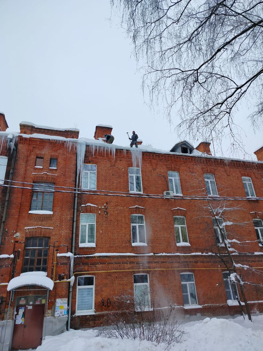 Вы, наверное, уже обратили внимание на огромное количество сосулек на крышах Владимира. Всё дело в капризах погоды: этой зимой на улице то холода, то оттепель. Только вода на кровле растает и начнет капать вниз, как ее схватит мороз. Самая большая проблема в областном центре со старым жилым фондом. Как избежать схода наледи и что делать, если ледяной сталактит все-таки упал?