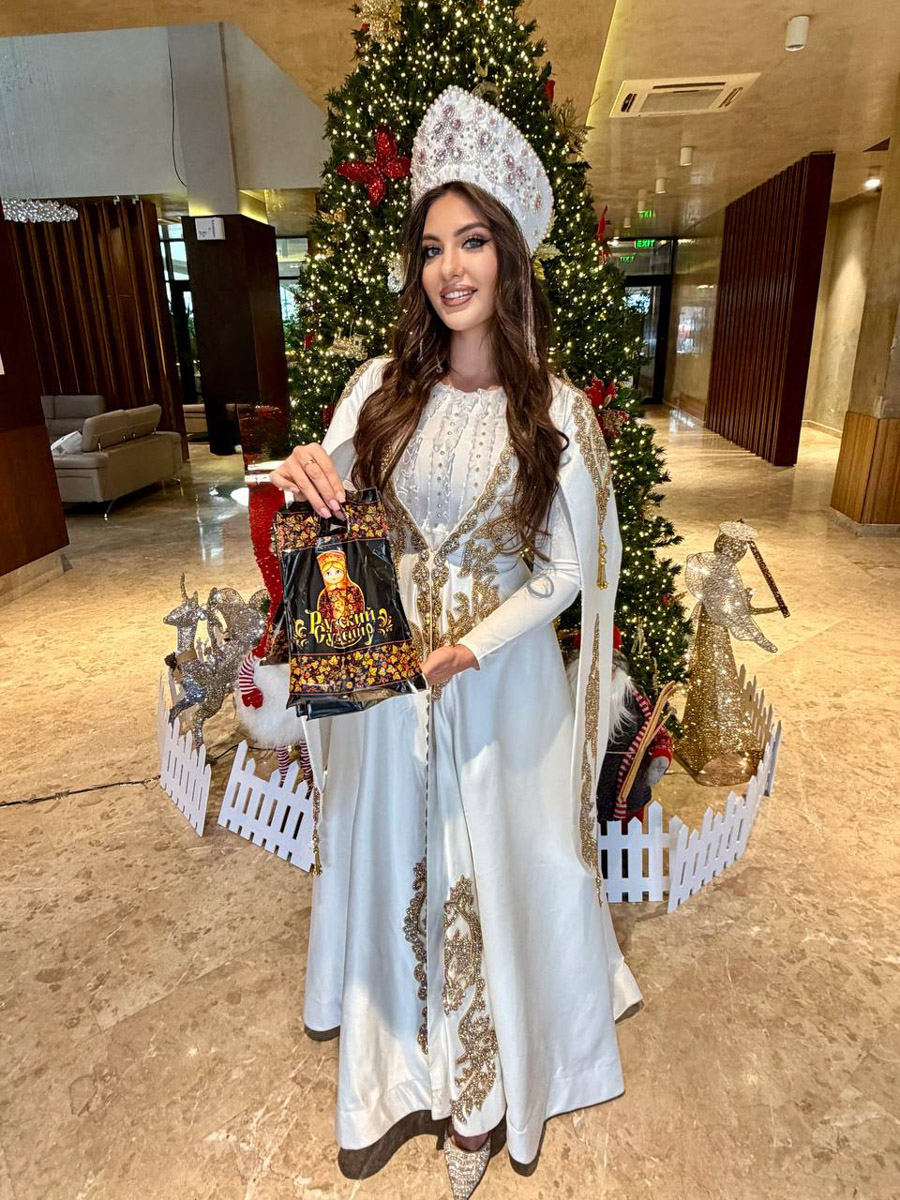 Уж кто и начал новый год на всю катушку, так это владимирские красотки. Девушки неустанно забирают самые важные титулы не только на всероссийских, но и на международных конкурсах. Одной из недавних победительниц стала модель и директор модельного агентства Victory Виктория Селеметова, которая вернулась домой с World Rising Star 2026, прошедшем в Грузии, в статусе Queen of the year.