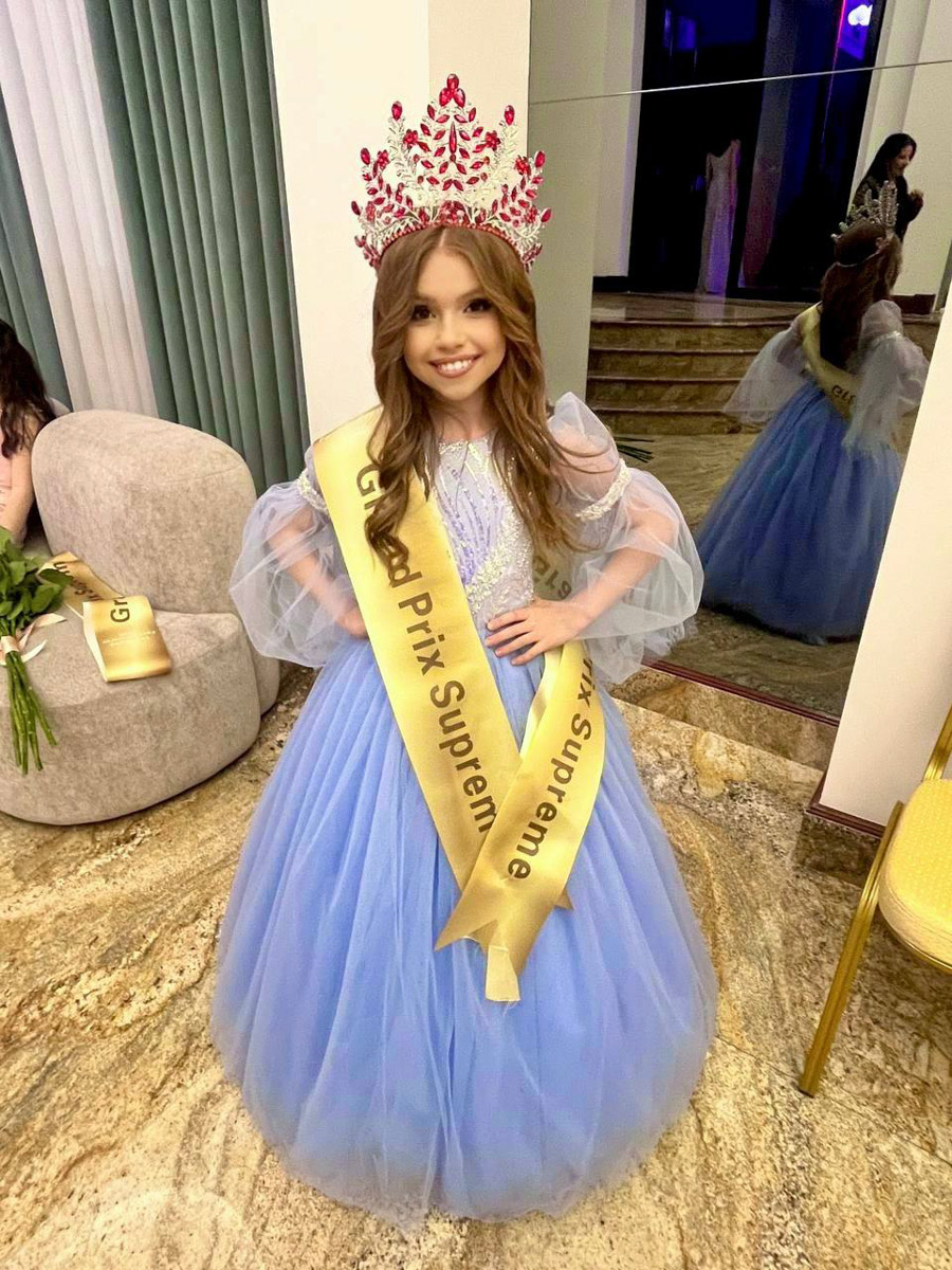 Уж кто и начал новый год на всю катушку, так это владимирские красотки. Девушки неустанно забирают самые важные титулы не только на всероссийских, но и на международных конкурсах. Одной из недавних победительниц стала модель и директор модельного агентства Victory Виктория Селеметова, которая вернулась домой с World Rising Star 2026, прошедшем в Грузии, в статусе Queen of the year.