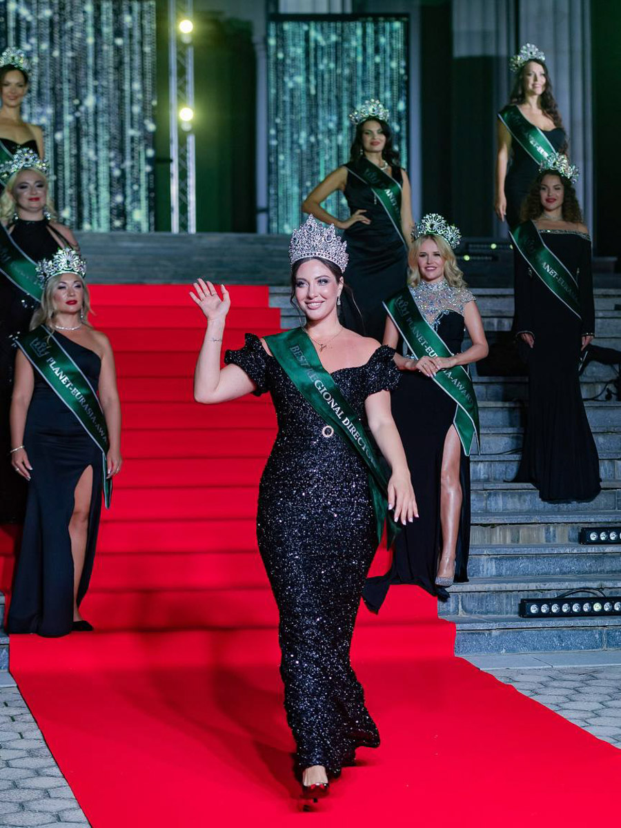 Уж кто и начал новый год на всю катушку, так это владимирские красотки. Девушки неустанно забирают самые важные титулы не только на всероссийских, но и на международных конкурсах. Одной из недавних победительниц стала модель и директор модельного агентства Victory Виктория Селеметова, которая вернулась домой с World Rising Star 2026, прошедшем в Грузии, в статусе Queen of the year.
