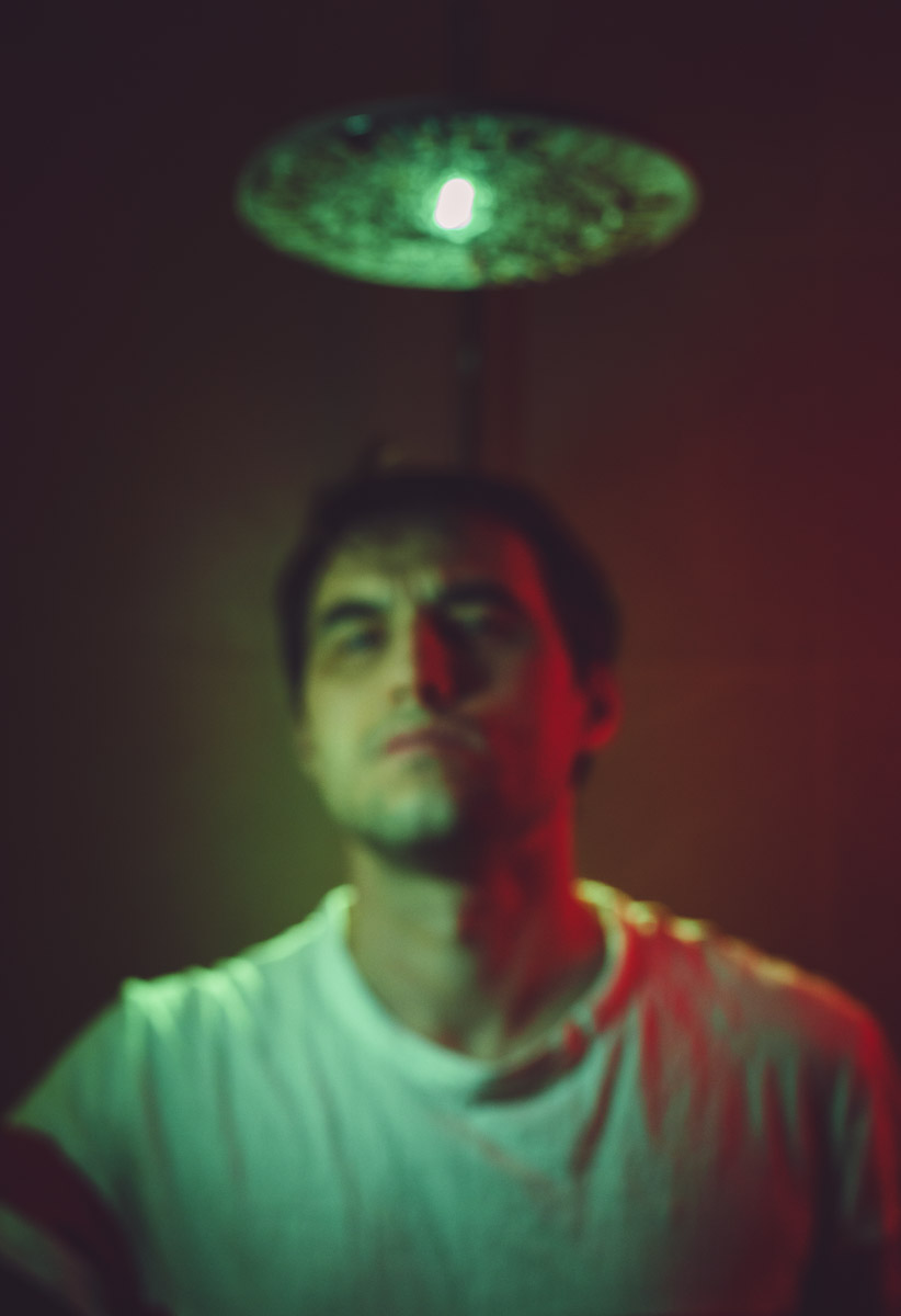 Автор динамичных сцен с фигурками Lego и машинками Hot Wheels Михаил Кудрин снимает не только игрушки. Например, не так давно фотограф решил поучаствовать в конкурсе автопортретов. «Ключ-Медиа» не смог пройти мимо и выяснил у художника все подробности о марафоне.