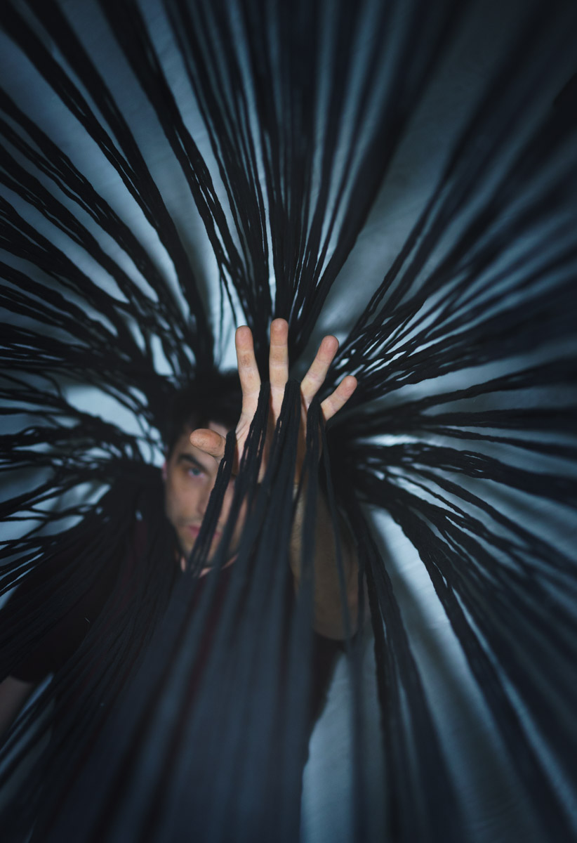 Автор динамичных сцен с фигурками Lego и машинками Hot Wheels Михаил Кудрин снимает не только игрушки. Например, не так давно фотограф решил поучаствовать в конкурсе автопортретов. «Ключ-Медиа» не смог пройти мимо и выяснил у художника все подробности о марафоне.