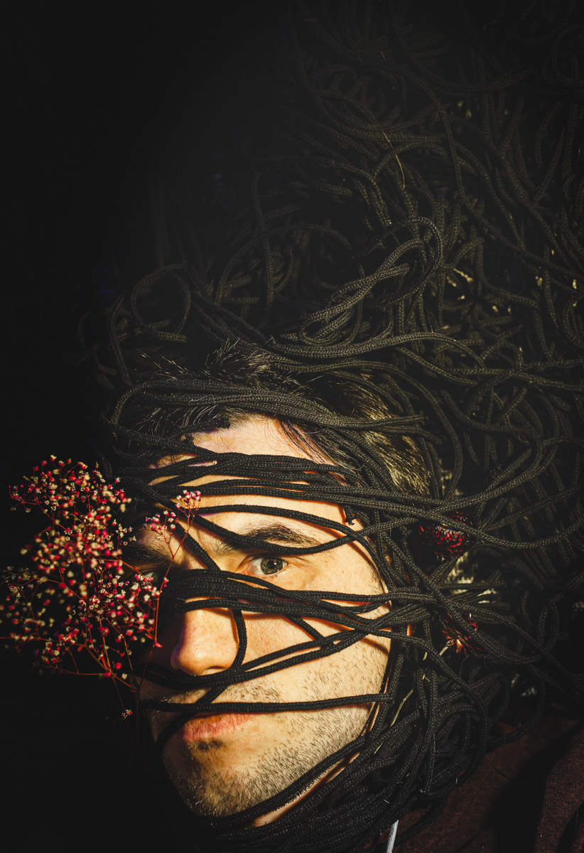 Автор динамичных сцен с фигурками Lego и машинками Hot Wheels Михаил Кудрин снимает не только игрушки. Например, не так давно фотограф решил поучаствовать в конкурсе автопортретов. «Ключ-Медиа» не смог пройти мимо и выяснил у художника все подробности о марафоне.