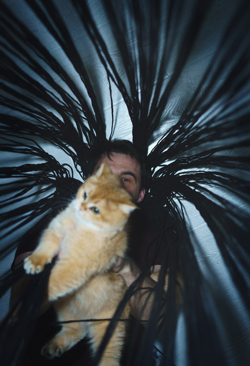 Автор динамичных сцен с фигурками Lego и машинками Hot Wheels Михаил Кудрин снимает не только игрушки. Например, не так давно фотограф решил поучаствовать в конкурсе автопортретов. «Ключ-Медиа» не смог пройти мимо и выяснил у художника все подробности о марафоне.